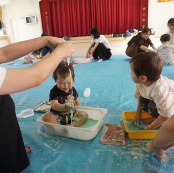 ハッピーキッズ「片栗粉遊び」